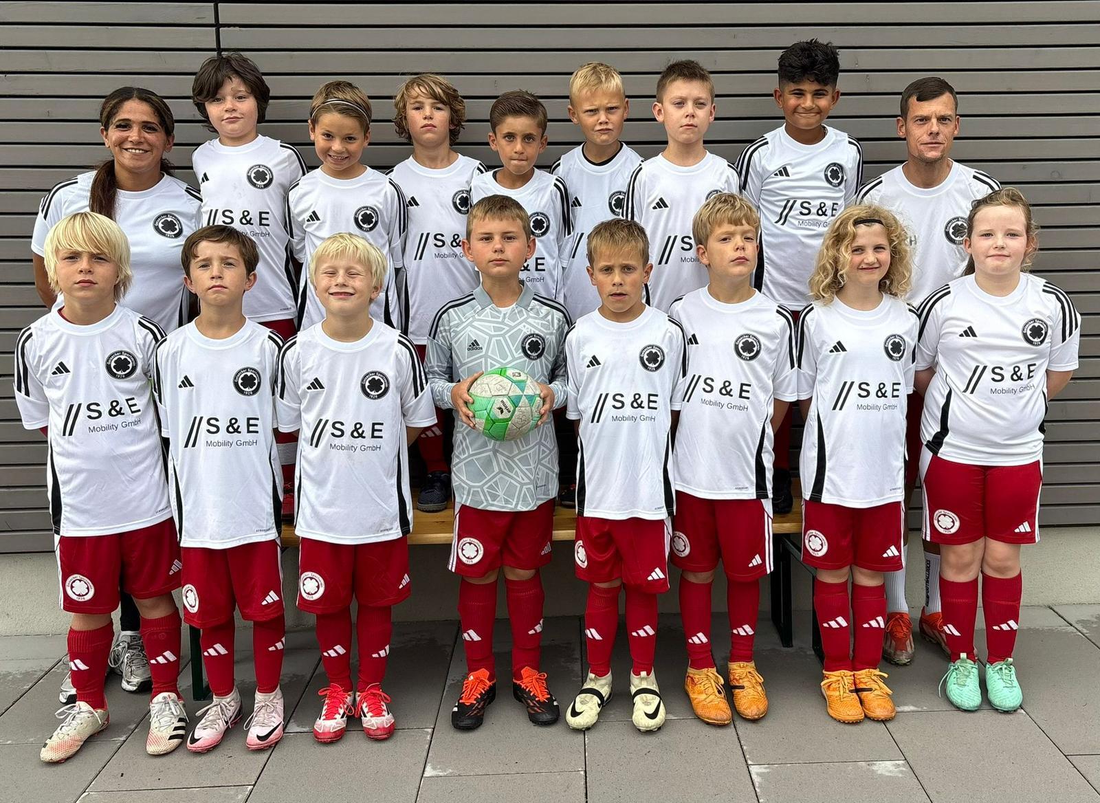 S&E Mobility stattet eine komplette Fußballmannschaft mit Trikots aus.