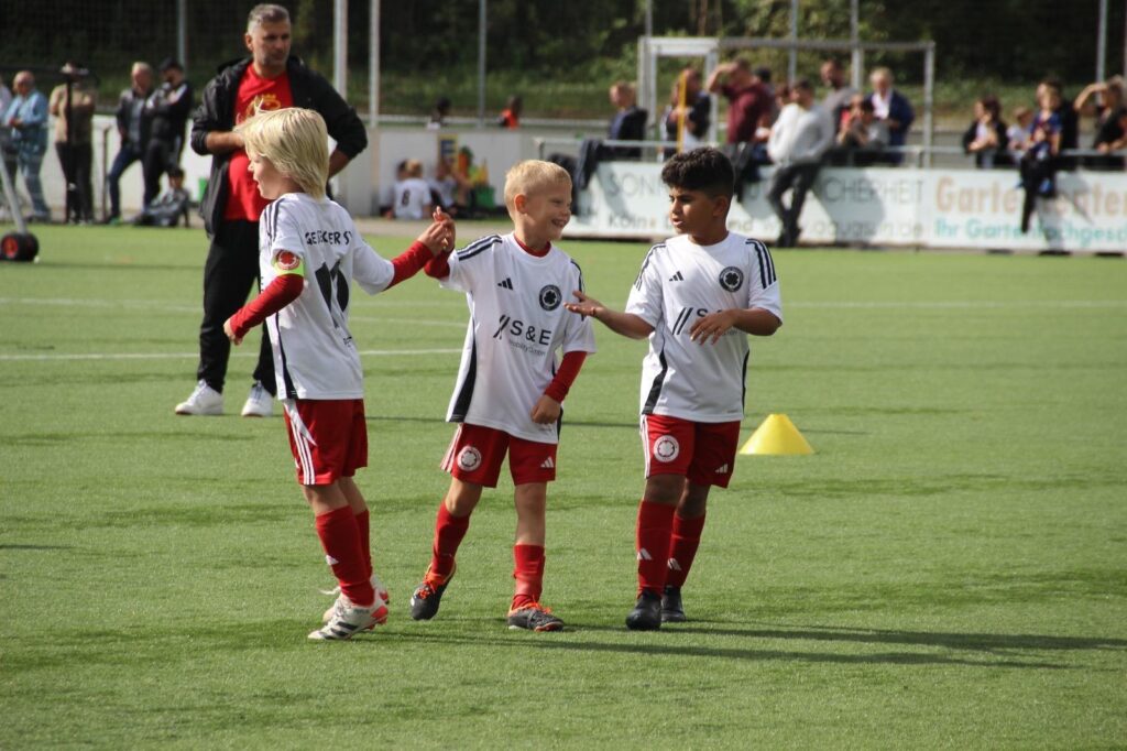 Die kleinen Fußballspieler des GSV zeigen ihre neuen Trikots mit Stolz.