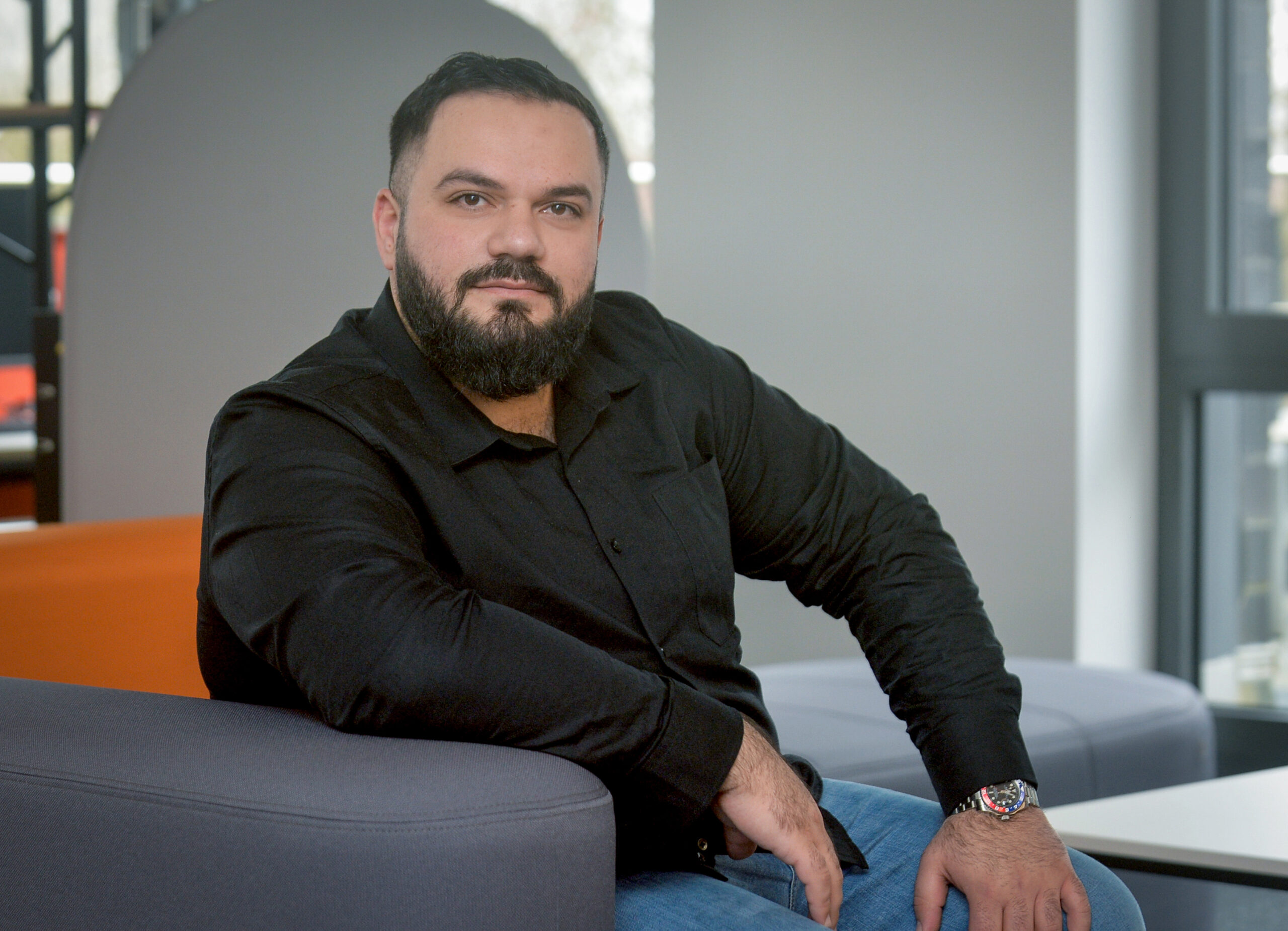 Karriere-Ziel erreicht? Amar hat bei S&E Mobility seinen beruflichen Hafen gefunden.