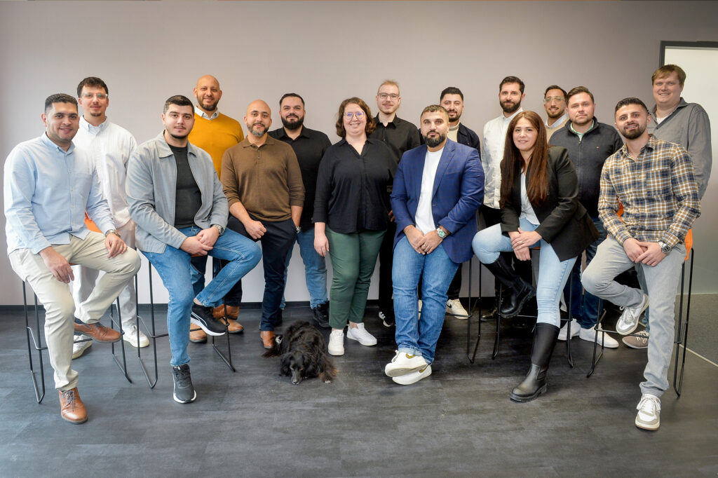 Das Team von S&E Mobility überzeugt mit sympathisch-offener Unternehmenskultur – und süßem Hund.