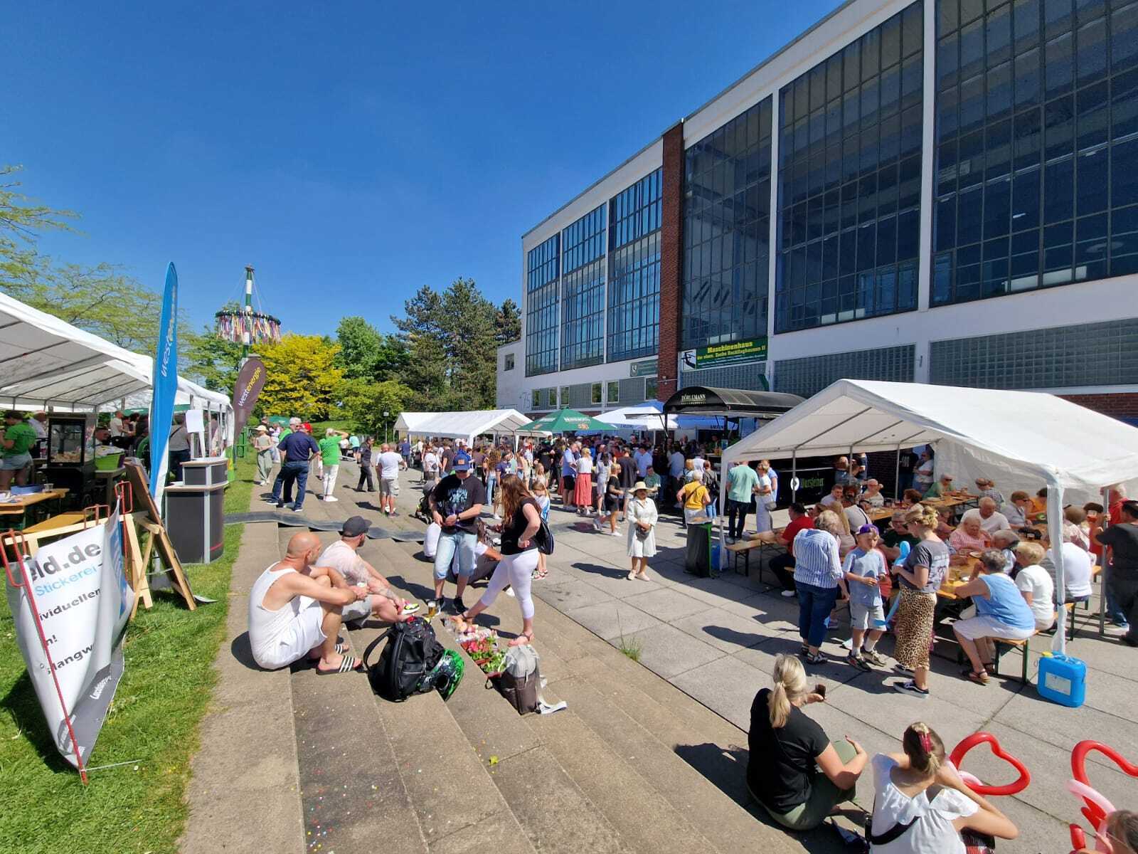 Mit einer Spende für den Schützenverein in Recklinghausen unterstützt S&E Mobility das alljährliche Maibaumfest.